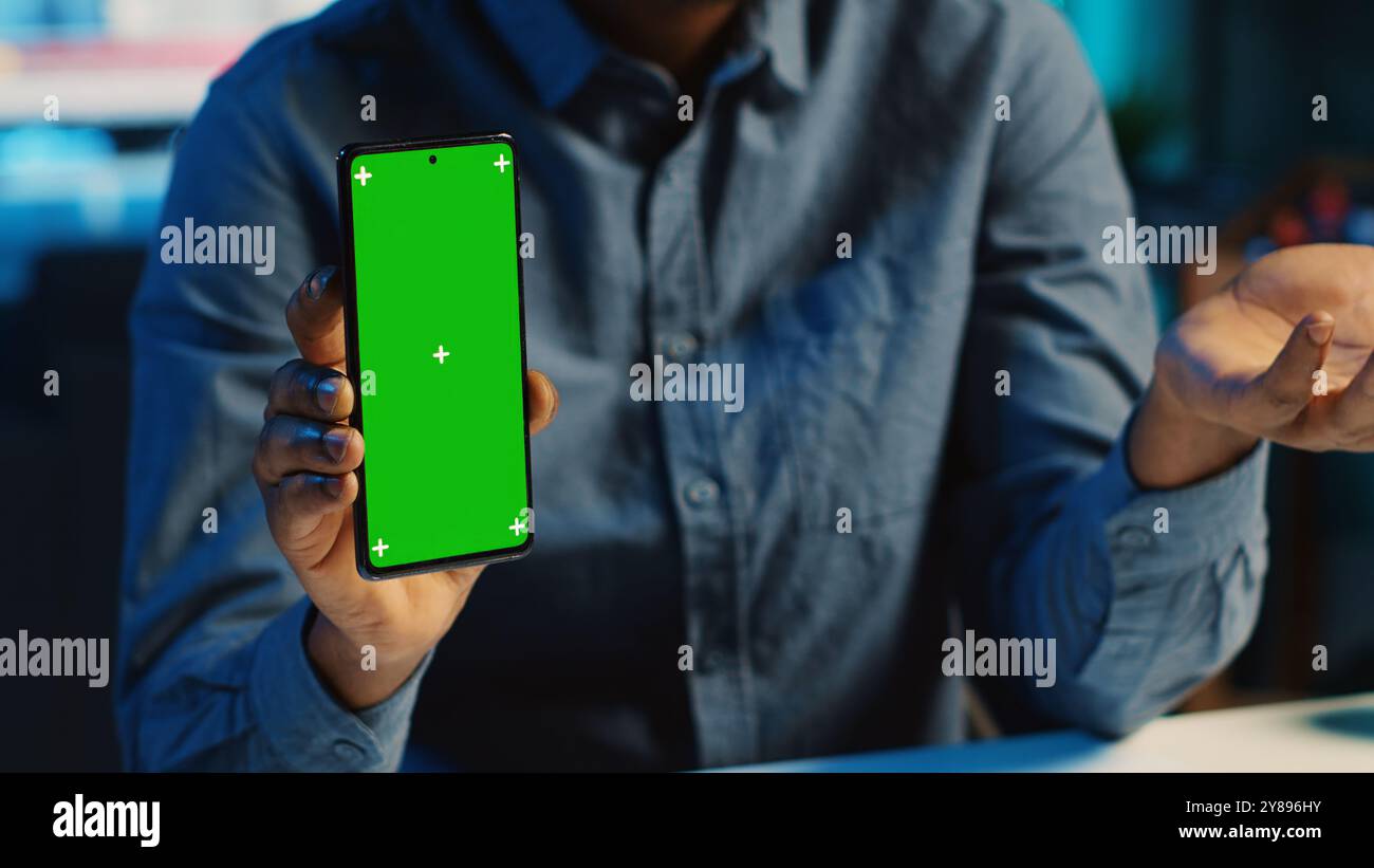 Content Creator filmt Chroma Key Smartphone Videorezension für technische Enthusiasten, Nahaufnahme. Viraler Online-Star hostet Technologie-Internet-Show, entpackt isolierte Bildschirm-Handy, Fokus auf Produkt Stockfoto