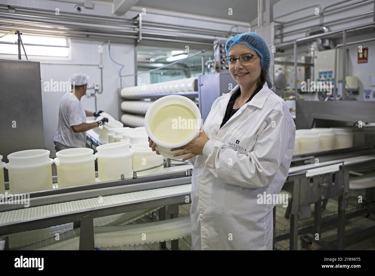 Kastilische Frau zeigt einen typischen Zamora-Käse in einer Käsefabrik in Fuentesauco, Provinz Zamora, Kastilien und Leon, Spanien, Europa Stockfoto