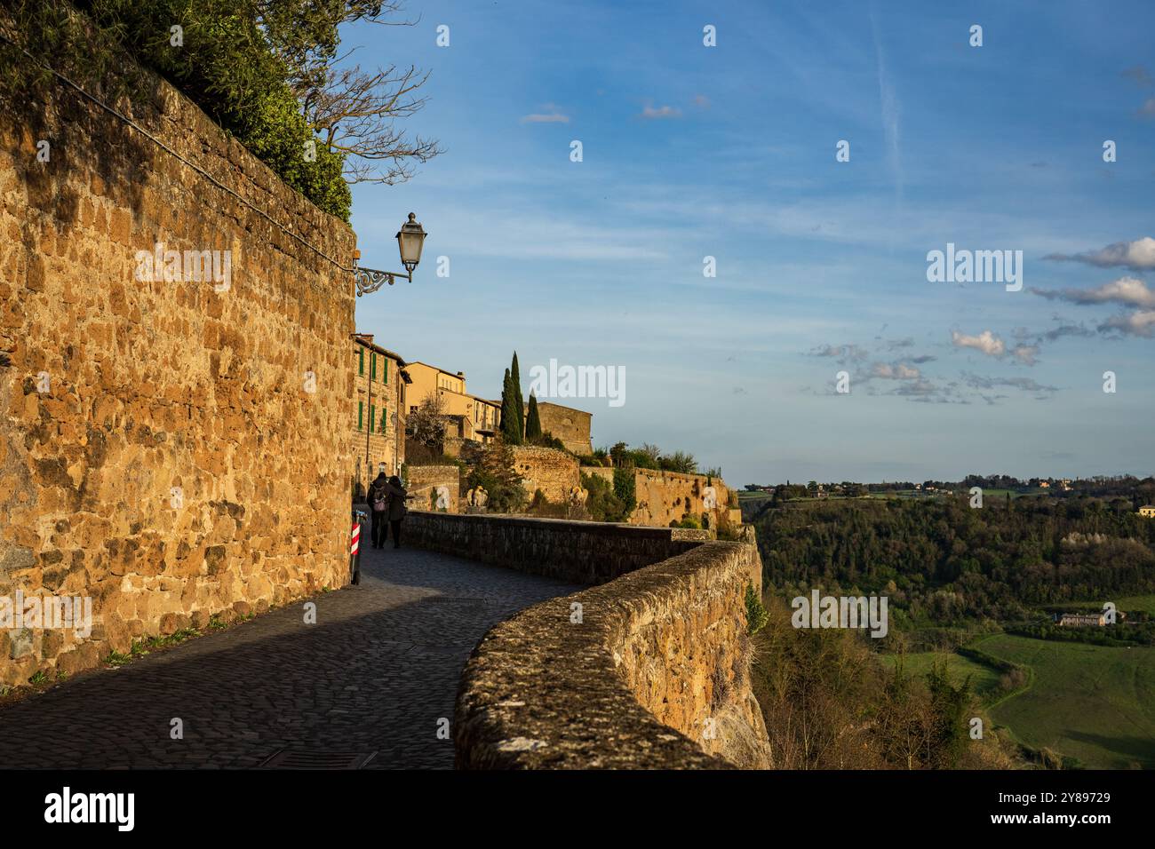 Ripa dei Medici, Orvieto, Umbrien, Italien. Der Spaziergang entlang der historischen Mauern im historischen Zentrum von Orvieto. Stockfoto