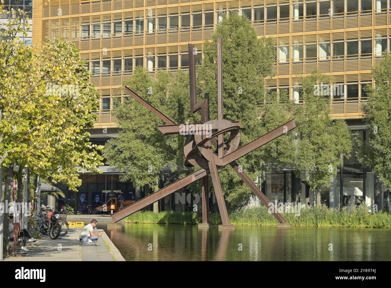 Geschäftshaus, Pianosee, Skulptur Galileo von Mark di Suvero am Atriumturm, Potsdamer Platz, Tiergarten, Mitte, Berlin, Deutschland, Europa Stockfoto