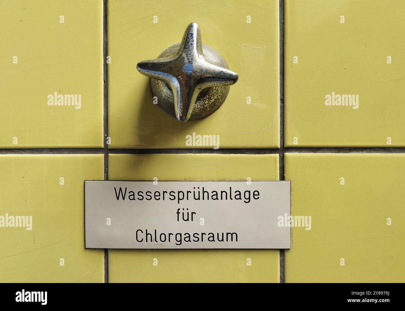 Schreib-Wassersprühanlage für Chlorgasraum über Wasserhahn, ehemaliges Wasserwerk, Witten, Ruhrgebiet, Nordrhein-Westfalen, Deutschland, Europa Stockfoto
