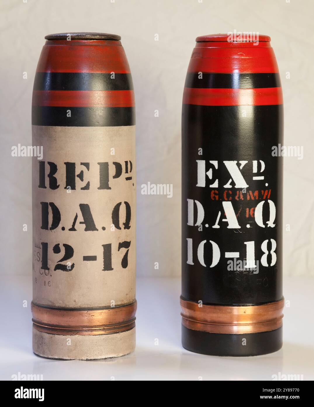 Shrapnel Shell für die britische WW1 18 Pounder Field Gun: Shell, Unfuzed Plugged Shell. Begrenzte Ladung und volle Ladung.1917 restaurierte Lackierung. Stockfoto