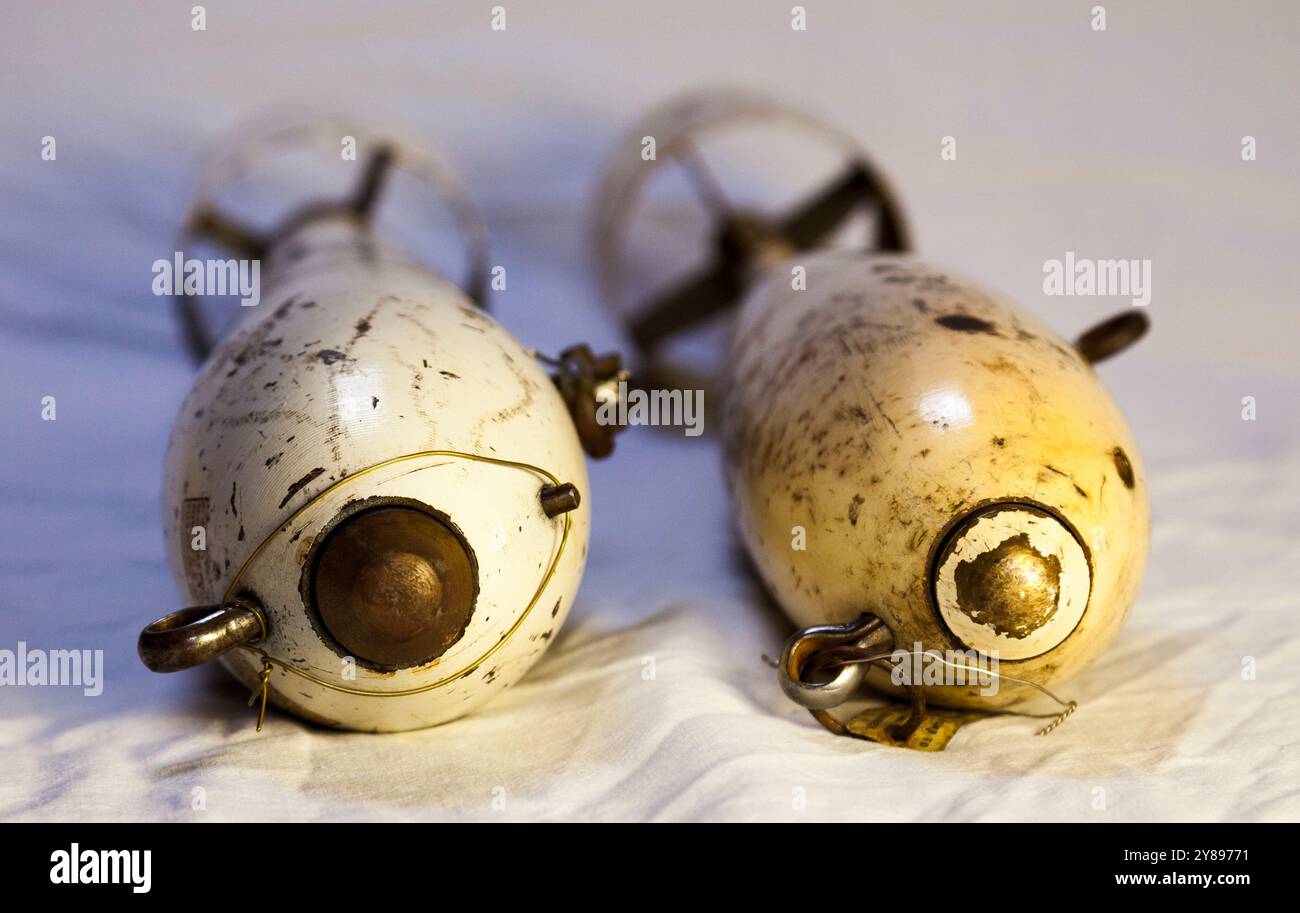 Links: Bombe, 11½ lb Training, Mk R.C.A.F 1 MPB, modulare Übungsbombe 1944. Rechts: British Early WW2 Pattern Bomb, 11 ½ LB Training, Mk 1 vom 1940. Stockfoto