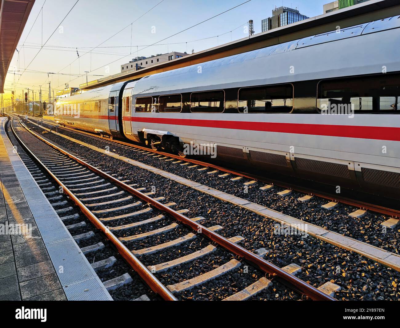 Hauptbahnhof mit Intercity-Express ICE bei Sonnenaufgang, Dortmund, Ruhrgebiet, Nordrhein-Westfalen, Deutschland, Europa Stockfoto