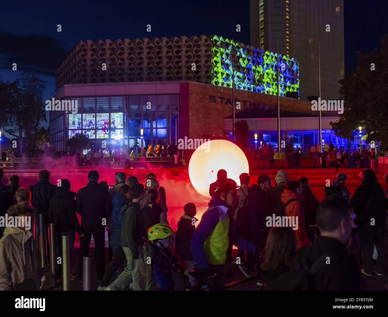 Stadthallenbrunnen, Dip, Jonas Vogt die 2. Ausgabe von Light Our Vision unter dem Motto LICHT.MACHT.PLATZ. Begeistert mit einem internationalen Line-up Stockfoto