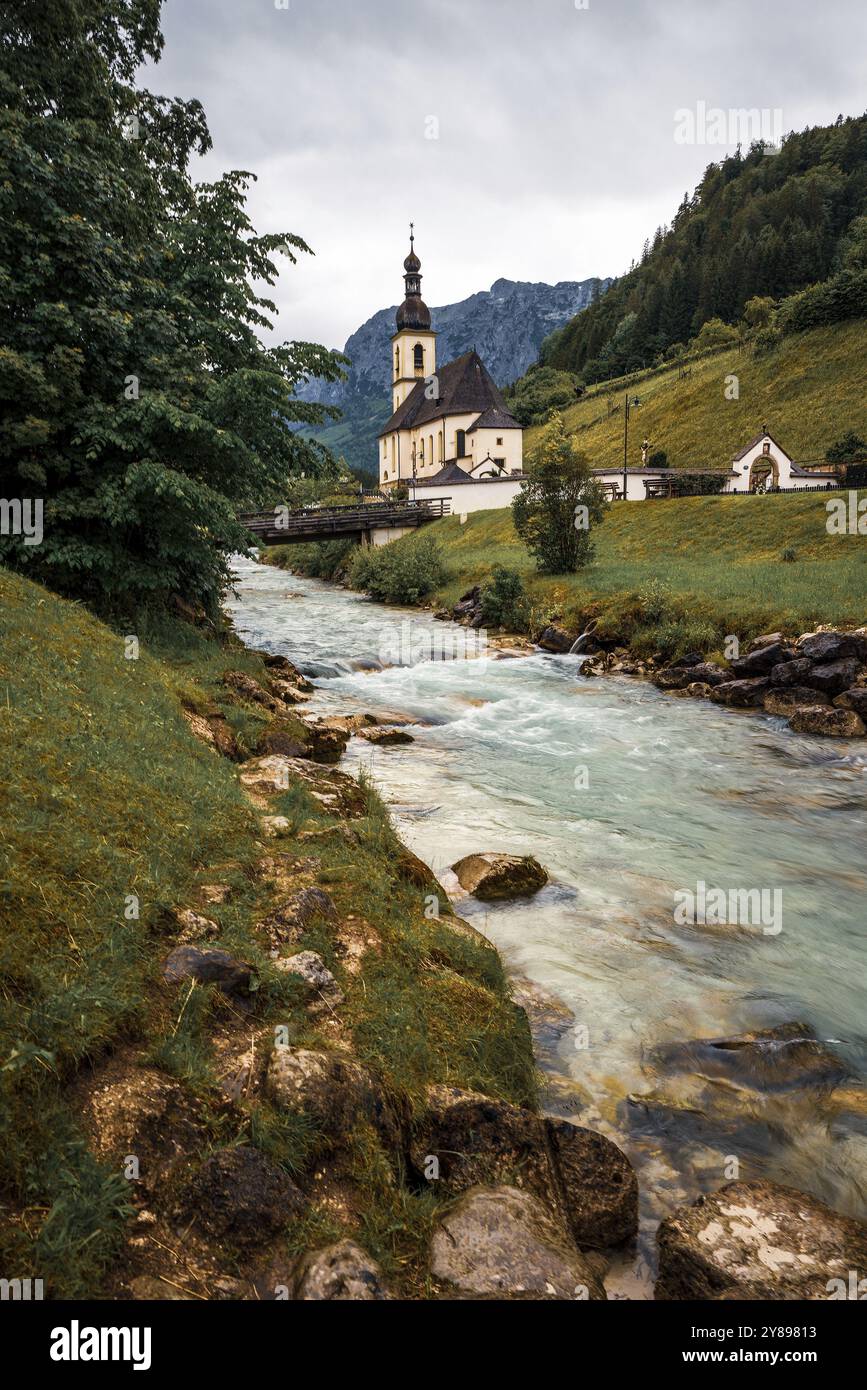 Blick auf die Pfarrkirche St. Sebastian in Ramsau in Bayern, Deutschland, Europa Stockfoto