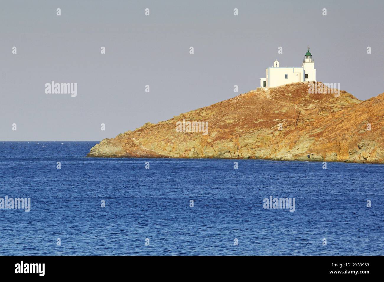 Der Leuchtturm am Hafen von Korissia auf der Insel Kea, Griechenland, Europa Stockfoto