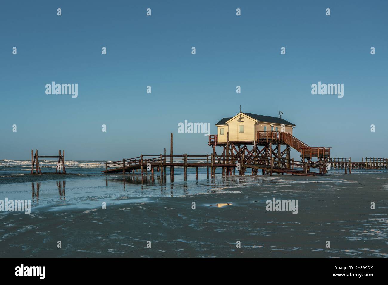 Pfahlwohnung am Strand von Sankt Peter-Ording in Deutschland Stockfoto