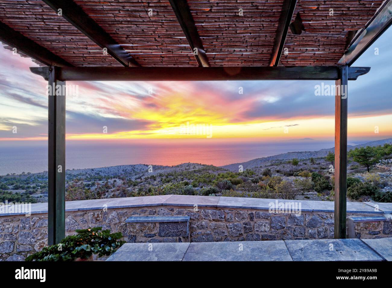 Der Sonnenuntergang vom mittelalterlichen Mastixdorf Avgonyma auf der Insel Chios, Griechenland, Europa Stockfoto