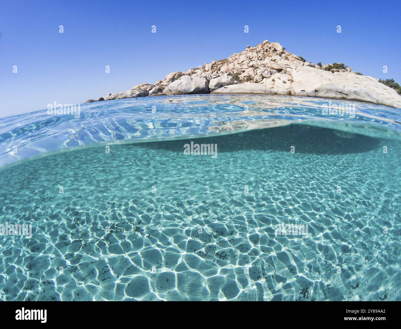 Der Grund eines exotischen Strandes mit halber Unterwassersicht Stockfoto
