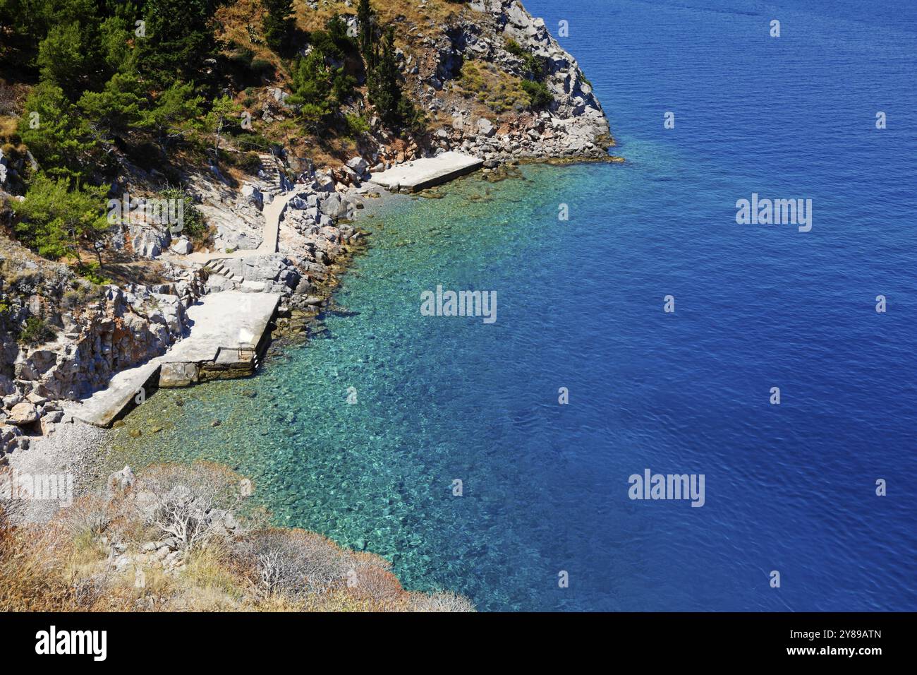 Ein wunderschöner Strand in der Nähe des Hafens der Insel Hydra in Griechenland Stockfoto