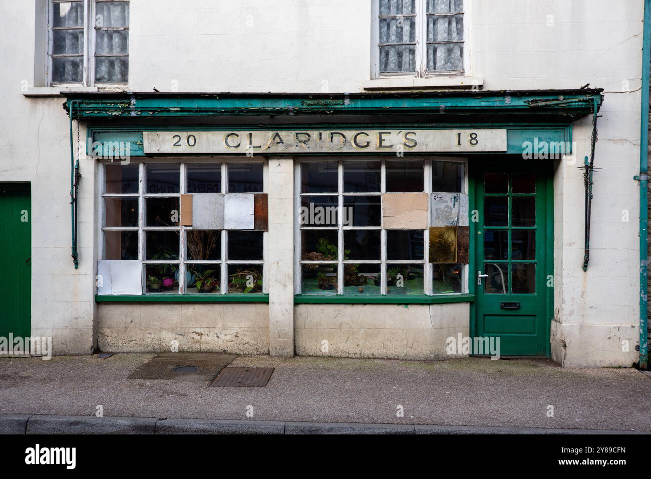 Ein heruntergekommener Laden namens Claridge's, Witney, Großbritannien Stockfoto