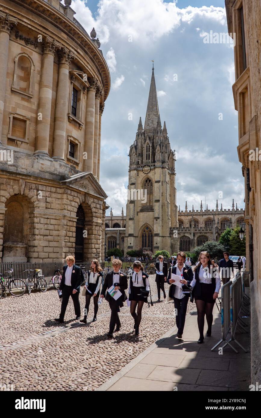 Die Studenten laufen nach Abschluss ihrer Universitätsexamen durch den Radcliffe Square, Oxford Stockfoto