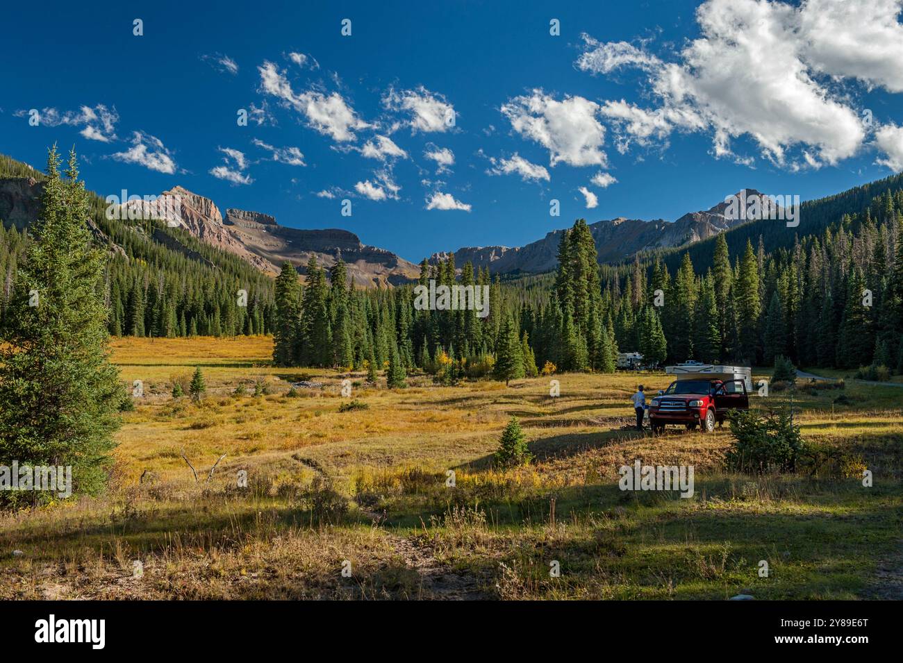 Camping hoch oben im Cimarron River Country von Colorado. Redcliff und Coxcomb befinden sich auf der linken Seite, der Ridge auf der rechten Seite ist unbenannt. Stockfoto