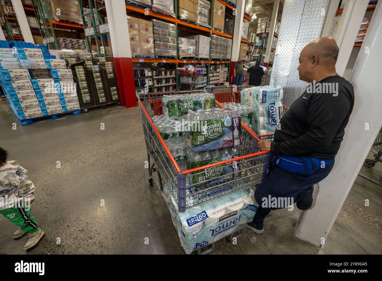 New York, New York, USA. Oktober 2024. Die Menschen füllen sich mit Papiertüchern, Toilettenpapier und Wasser in Flaschen in einem Brooklyn Costco am Tag des Longshoremen Strike thirdÂ. Mitglieder der International Longshoreman's Association verließen jeden größeren Hafen an der US-Ost- und Golfküste, nachdem sie keine Einigung über bessere Löhne und Automatisierung mit der United States Maritime Alliance erzielt hatten. Der Streik ist der erste Streik der union seit 1977 und könnte sich nur wenige Wochen vor den Präsidentschaftswahlen in der größten Volkswirtschaft der Welt ausbreiten und politische Turbulenzen verursachen. (Kredit-Imag Stockfoto