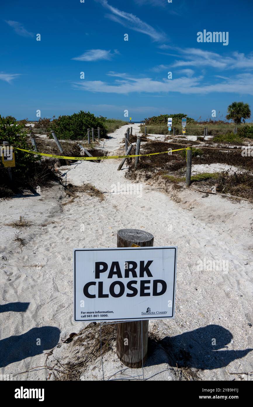 Venice Jetty North Beach schloss die Schilder nach Hurrikan Helene im September 2024 Stockfoto