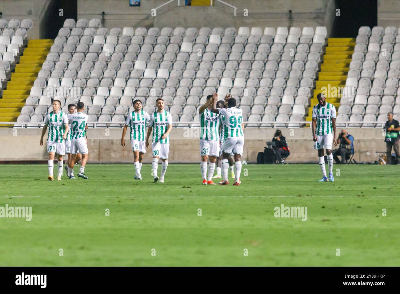 Nikosia, Zypern. Oktober 2024. Die Spieler des Omonoia FC feiern am 3. Oktober 2024 das dritte Tor, Nicosia, Zypern. Omonoia FC spielt im GSP Stadium gegen Vikingur Reykjavik in der Ligaperiode des UEFA Conference League Wettbewerbs. (Foto: Kostas Pikoulas/SIPA USA). Quelle: SIPA USA/Alamy Live News Stockfoto
