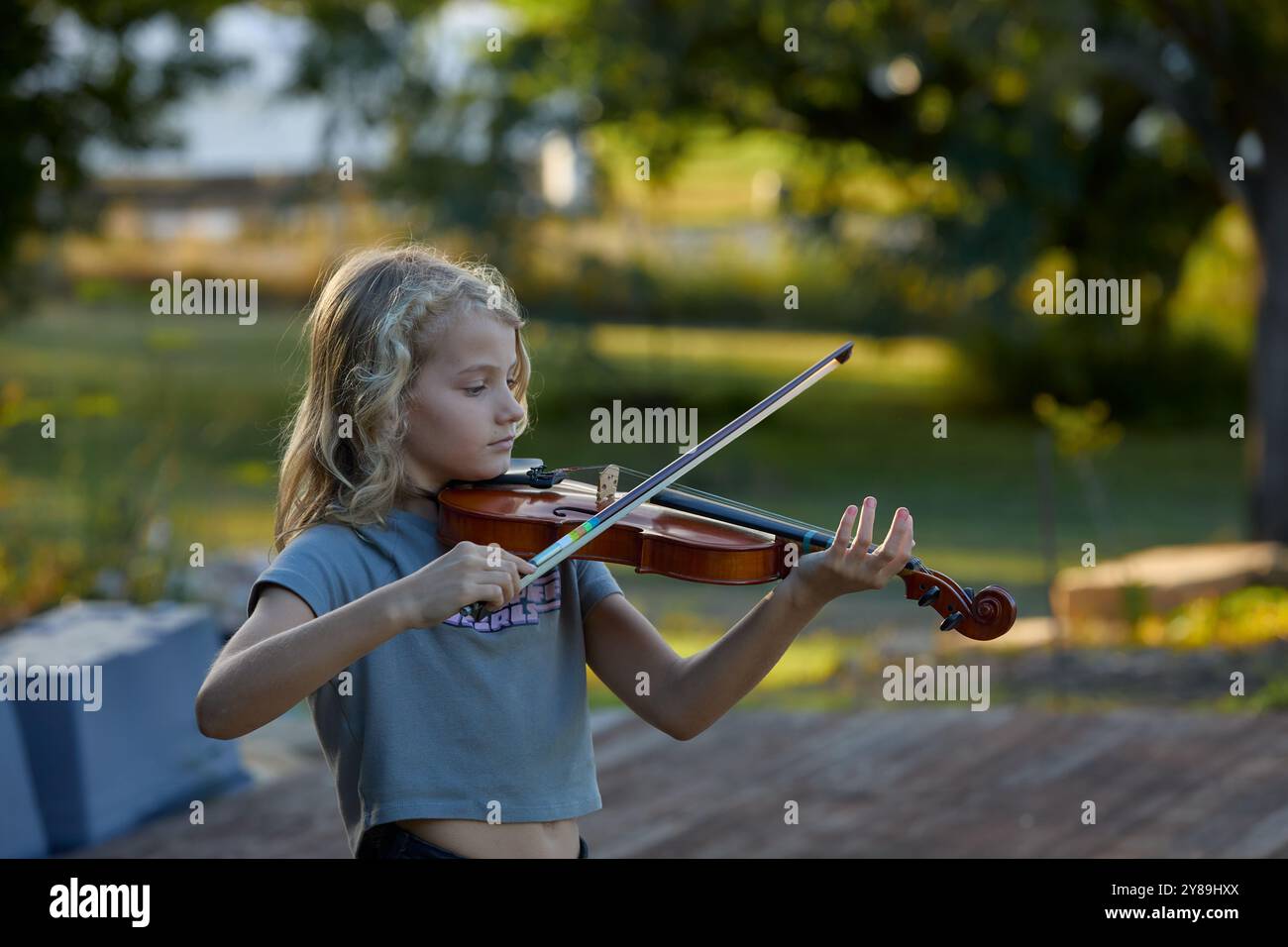 Nahaufnahme eines Mädchens, das in der Natur Geige spielt Stockfoto
