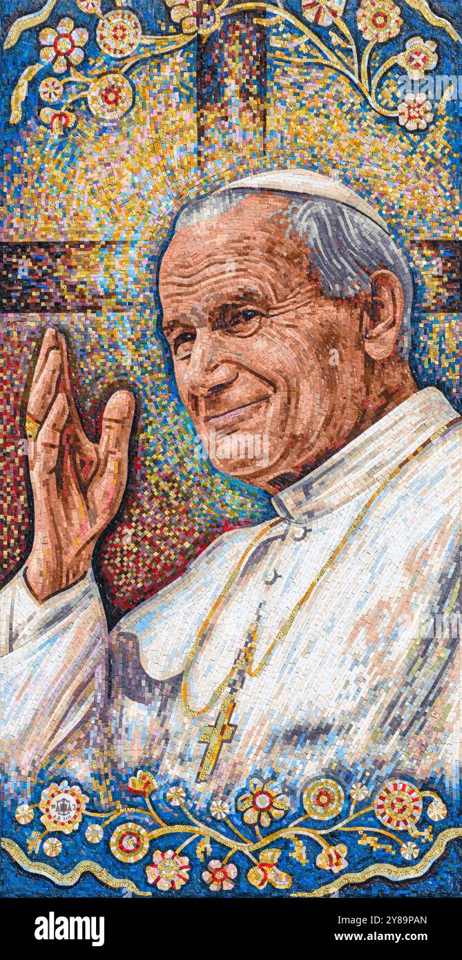 Das Mosaik des hl. Johannes Paul II. Auf dem Bischofspalast in Kraków, das sich in dem Fensterrahmen befindet, von dem aus er die Menschenmassen segnete und ansprach. Stockfoto