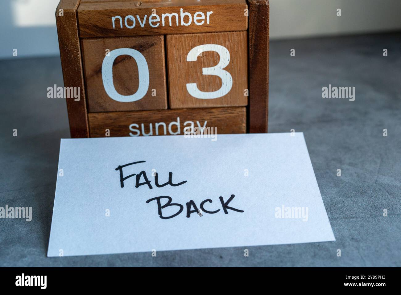 Kalendererinnerung, um am Ende der Sommerzeit am 3. November 2024 eine Stunde zurückzusetzen oder die Uhr um eine Stunde zurückzustellen. Stockfoto