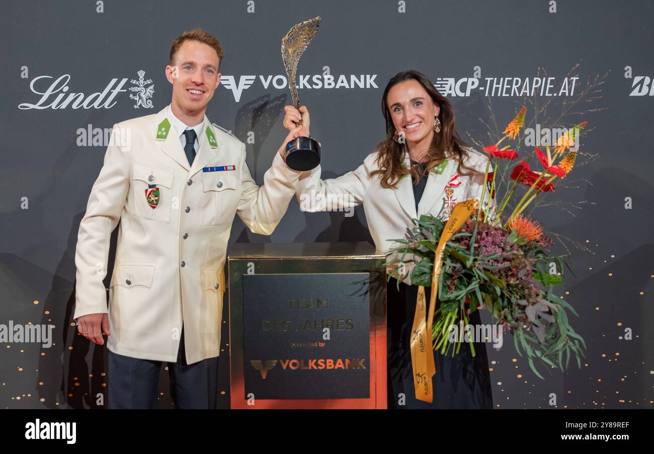 20241003 Lotterien Sporthilfe-Gala 2024 WIEN, OESTERREICH - 03. OKTOBER: Preistraeger der NIKIS Trophae in der Kategorie -Team des Jahres 2024 präsentiert von Volksbank- Olympiasieger 2024 in der 470er-Mixed-Klasse Segler Lukas Maehr und Seglerin Lara Vadlau und Segler Lukas Maehr waehrend des Fototermins in der Mischzone anlaesslich der 28. LOTTERIEN Sporthilfe-Gala 2024 präsentiert von Generali der Wiener Stadthalle am 03. Oktober 2024 in Wien, Oesterreich. 241003 SEPA 17 027 Copyright: XIsabellexOuvrardx SEPAxMedia Stockfoto