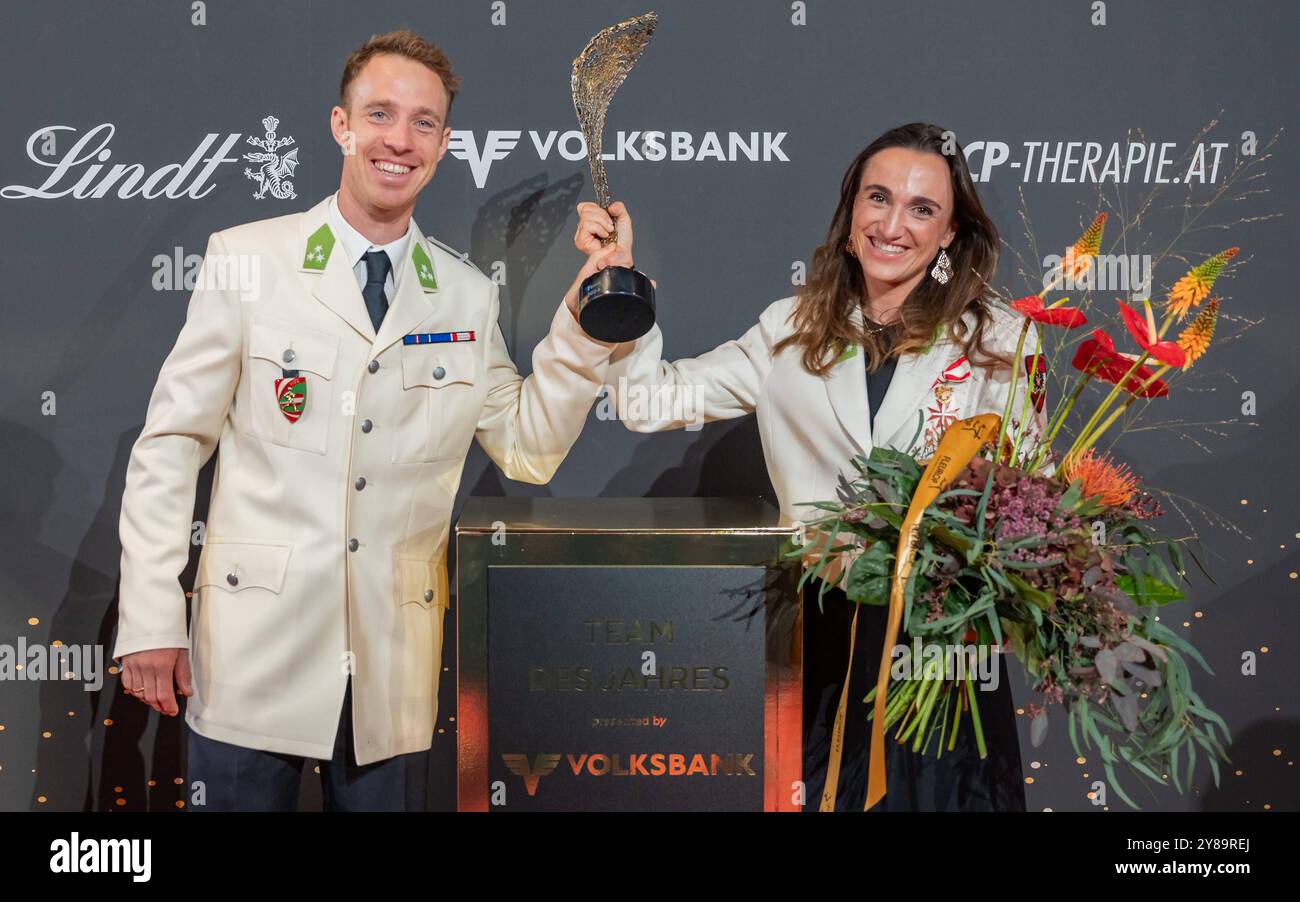 20241003 Lotterien Sporthilfe-Gala 2024 WIEN, OESTERREICH - 03. OKTOBER: Preistraeger der NIKIS Trophae in der Kategorie -Team des Jahres 2024 präsentiert von Volksbank- Olympiasieger 2024 in der 470er-Mixed-Klasse Segler Lukas Maehr und Seglerin Lara Vadlau und Segler Lukas Maehr waehrend des Fototermins in der Mischzone anlaesslich der 28. LOTTERIEN Sporthilfe-Gala 2024 präsentiert von Generali der Wiener Stadthalle am 03. Oktober 2024 in Wien, Oesterreich. 241003 SEPA 17 028 Copyright: XIsabellexOuvrardx SEPAxMedia Stockfoto