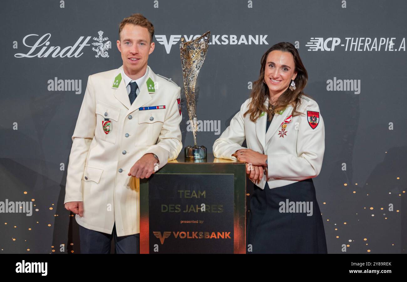 20241003 Lotterien Sporthilfe-Gala 2024 WIEN, OESTERREICH - 03. OKTOBER: Preistraeger der NIKIS Trophae in der Kategorie -Team des Jahres 2024 präsentiert von Volksbank- Olympiasieger 2024 in der 470er-Mixed-Klasse Segler Lukas Maehr und Seglerin Lara Vadlau und Segler Lukas Maehr waehrend des Fototermins in der Mischzone anlaesslich der 28. LOTTERIEN Sporthilfe-Gala 2024 präsentiert von Generali der Wiener Stadthalle am 03. Oktober 2024 in Wien, Oesterreich. 241003 SEPA 17 025 Copyright: XIsabellexOuvrardx SEPAxMedia Stockfoto