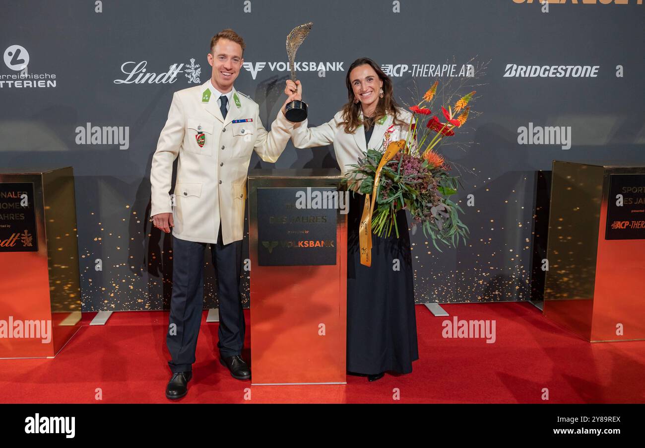 20241003 Lotterien Sporthilfe-Gala 2024 WIEN, OESTERREICH - 03. OKTOBER: Preistraeger der NIKIS Trophae in der Kategorie -Team des Jahres 2024 präsentiert von Volksbank- Olympiasieger 2024 in der 470er-Mixed-Klasse Segler Lukas Maehr und Seglerin Lara Vadlau und Segler Lukas Maehr waehrend des Fototermins in der Mischzone anlaesslich der 28. LOTTERIEN Sporthilfe-Gala 2024 präsentiert von Generali der Wiener Stadthalle am 03. Oktober 2024 in Wien, Oesterreich. 241003 SEPA 17 026 Copyright: XIsabellexOuvrardx SEPAxMedia Stockfoto