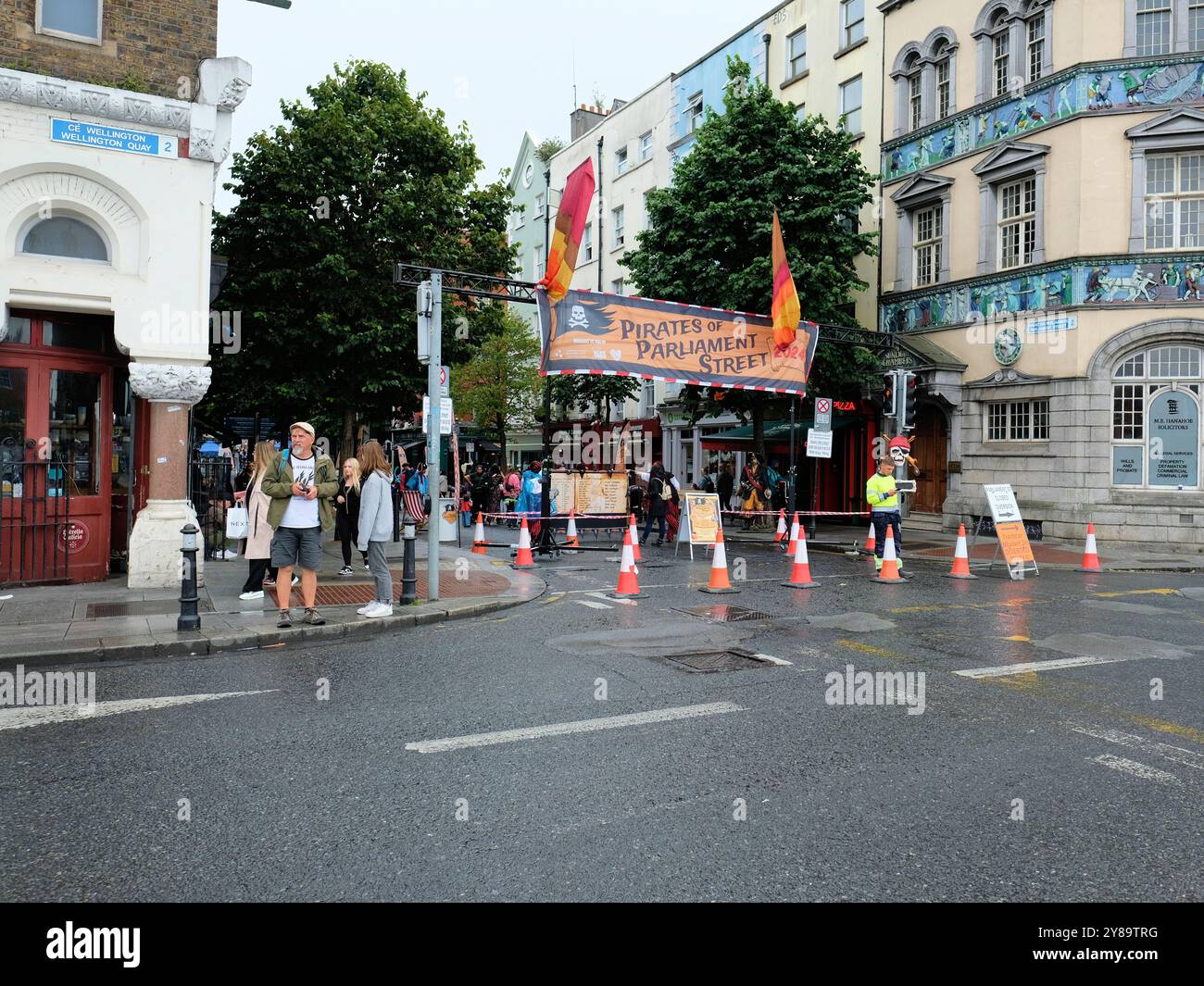 Die Pirates of Parliament Street in Dublin, Irland; kostenlose Familienveranstaltung zum Thema Piraten, die am Wochenende im August stattfindet; Karneval, Festival, Feier. Stockfoto
