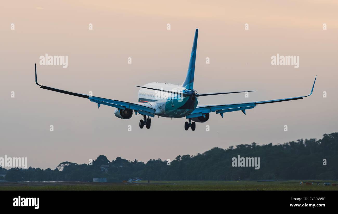 Balikpapan, Indonesien - 26. September 2024. Eine Garuda Indonesia Boeing 737-8U3 landet kurz vor der Landung, mit ausgefahrenem Fahrwerk und ausgefahrenen Klappen. T Stockfoto