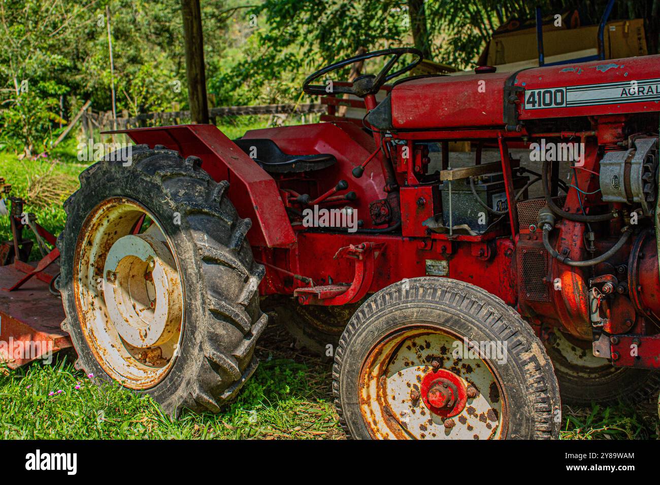 Alten Traktor im Feld Stockfoto