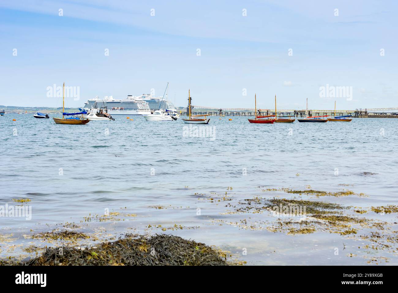 Newry Beach Vereinigtes Königreich - Juli 31 2024; Traeth-Newry-Bay und Boote einschließlich touristischer Kreuzfahrtschiffe. Stockfoto