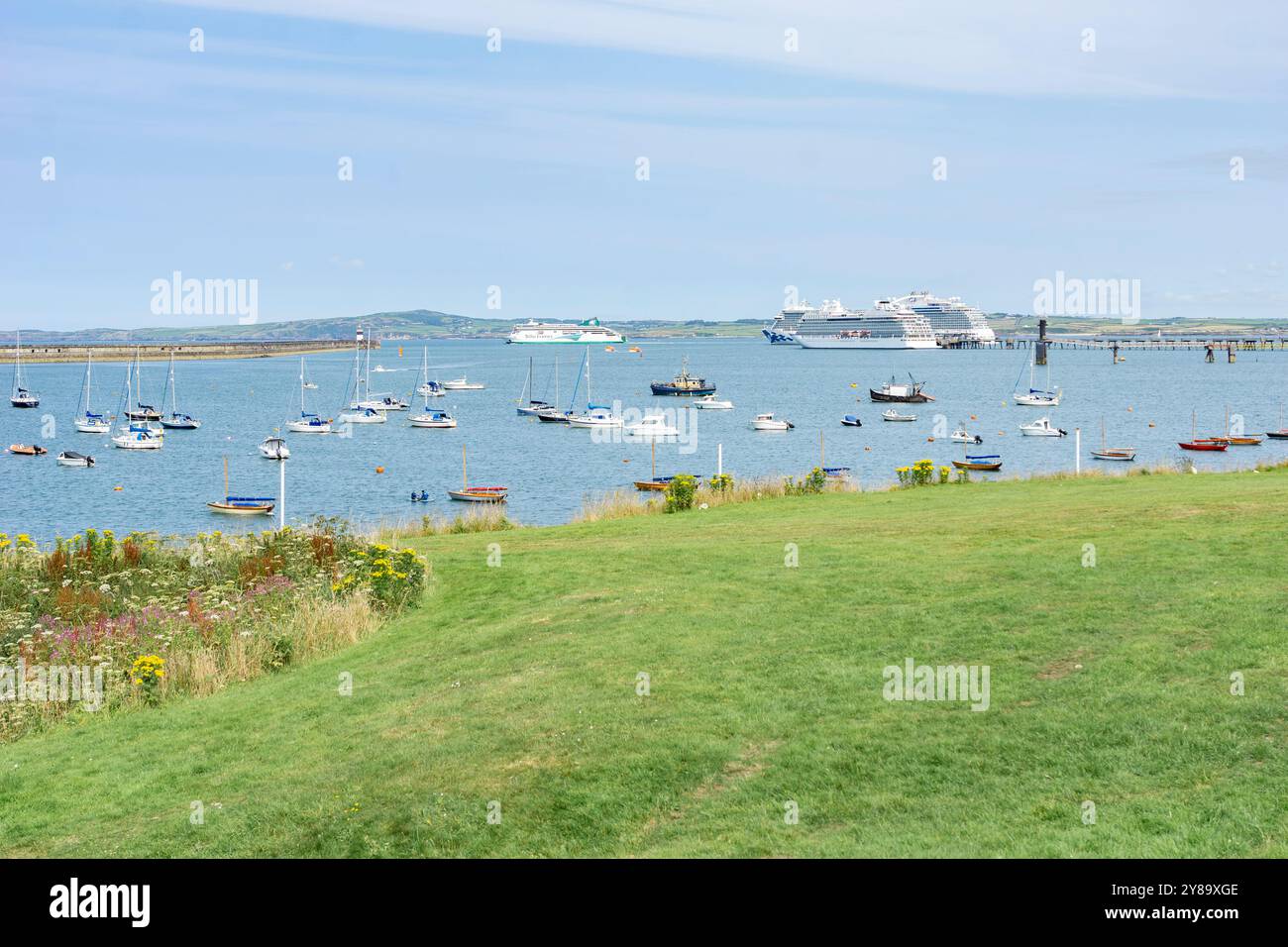 Newry Beach Vereinigtes Königreich - Juli 31 2024; Editorial - Traeth-Newry-Bay und Boote einschließlich touristischer Kreuzfahrtschiffe. Stockfoto