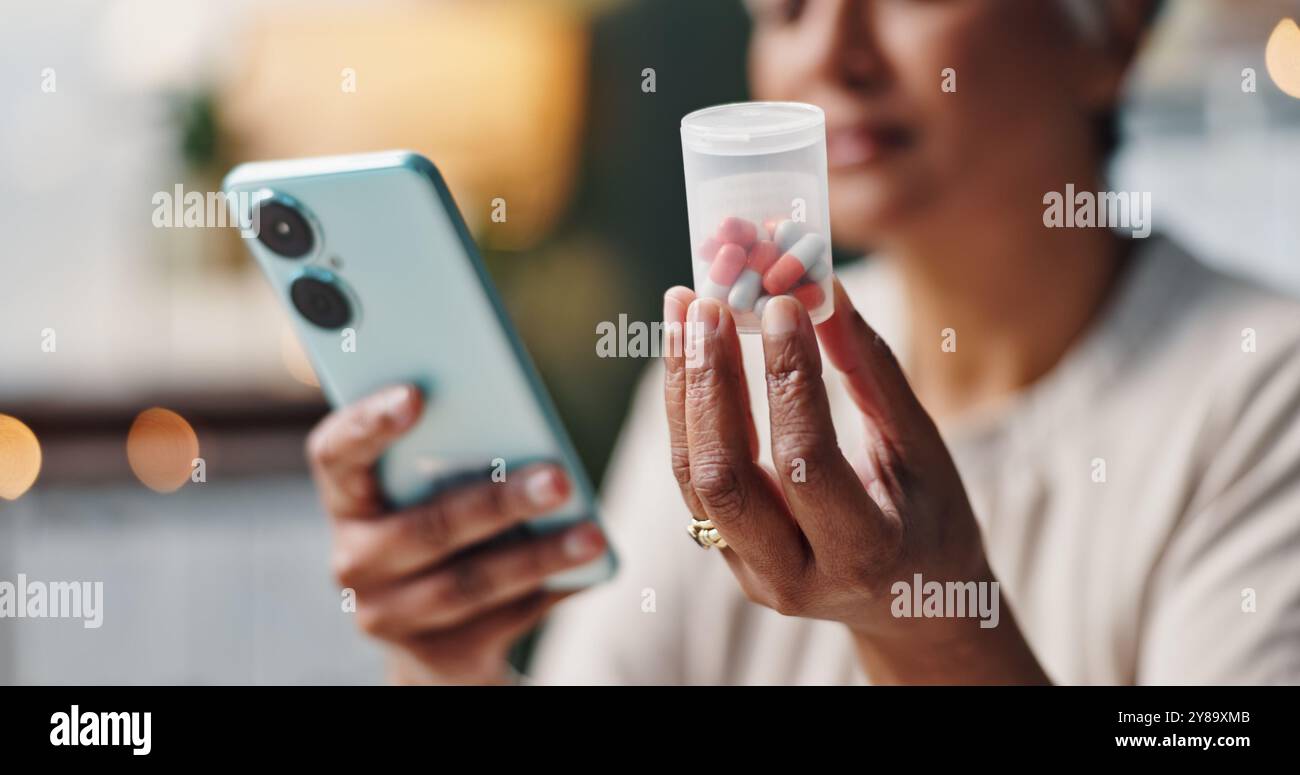 Hände, Medikamente und Telefon mit Frau zu Hause, um nach Richtungen, Dosierung oder Nebenwirkungen zu suchen. Container, Gesundheitswesen und Medizin mit Person in Stockfoto
