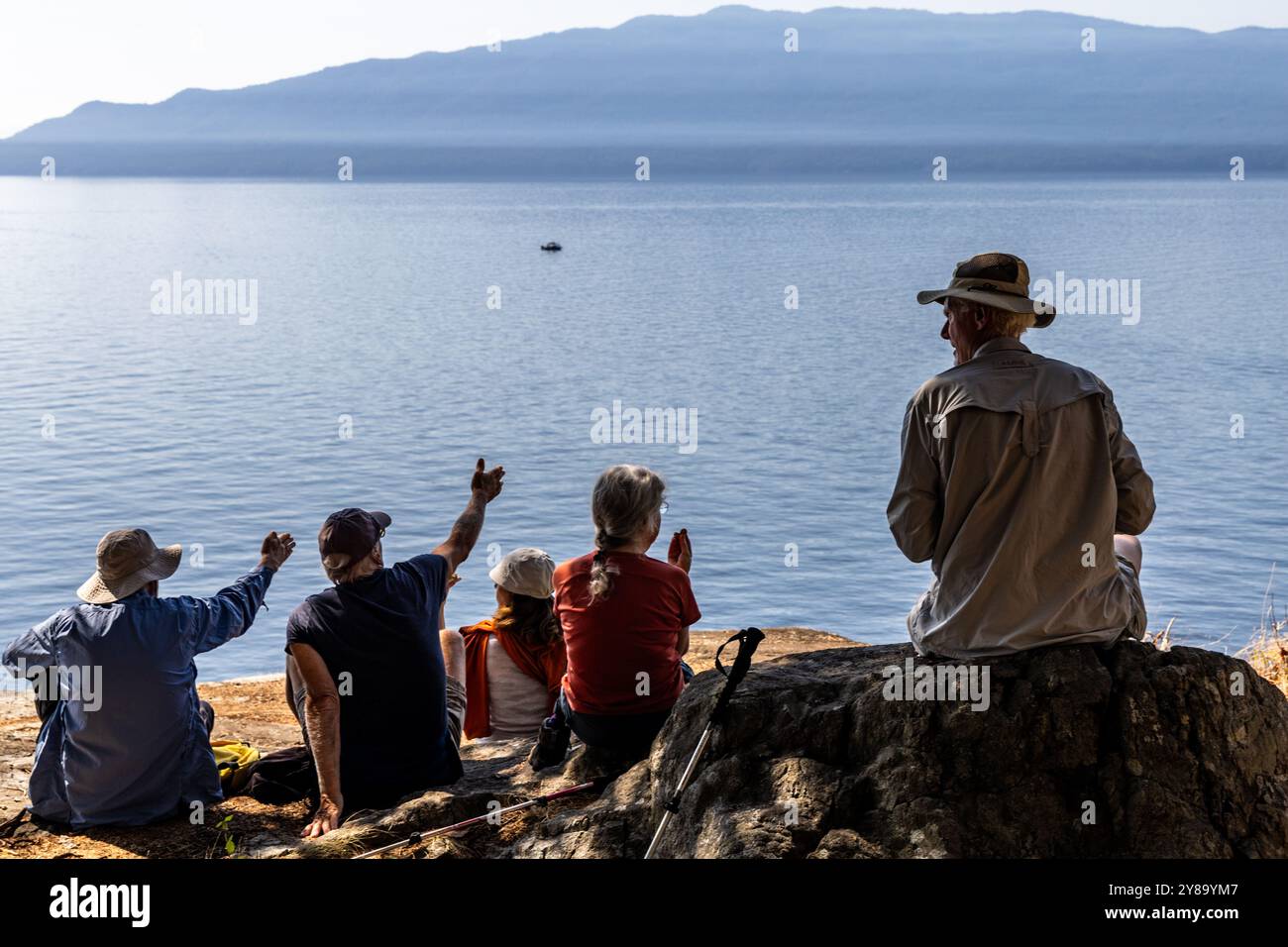 Die Menschen beobachten Wale auf ihrer Reise zwischen Texada Island und Sunshine Coast, British Columbia, Kanada. Stockfoto