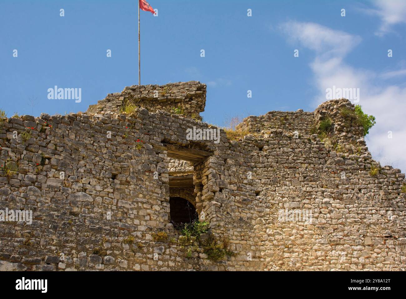 Die Festungsmauern der Berat-Burg aus dem 13. Jahrhundert in Südalbanien. Eine Mischung aus byzantinischem, osmanischem und mittelalterlichem albanischem Architekturstil Stockfoto