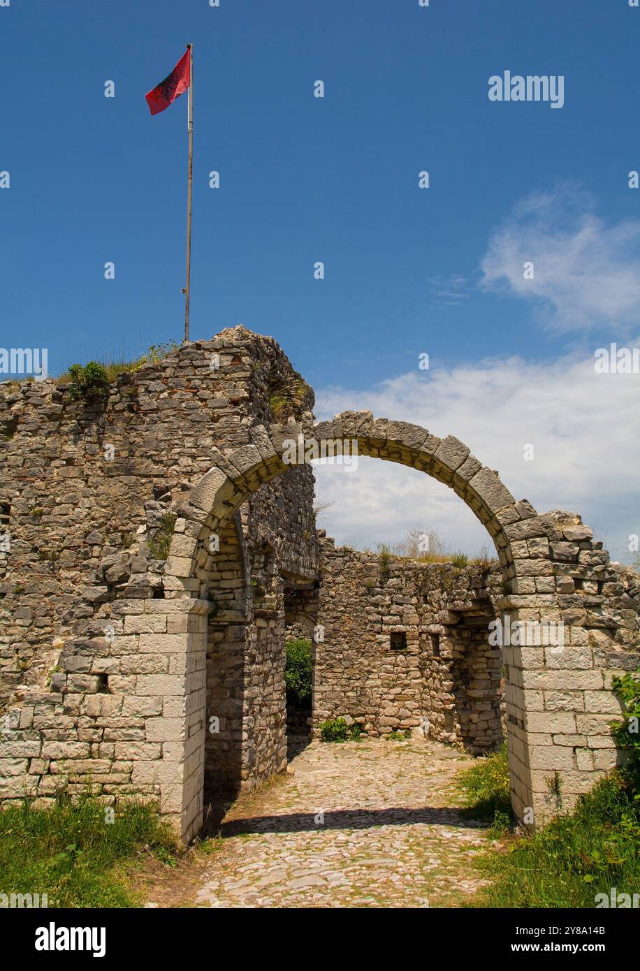 Die Festungsmauern der Berat-Burg aus dem 13. Jahrhundert in Südalbanien. Eine Mischung aus byzantinischem, osmanischem und mittelalterlichem albanischem Architekturstil Stockfoto