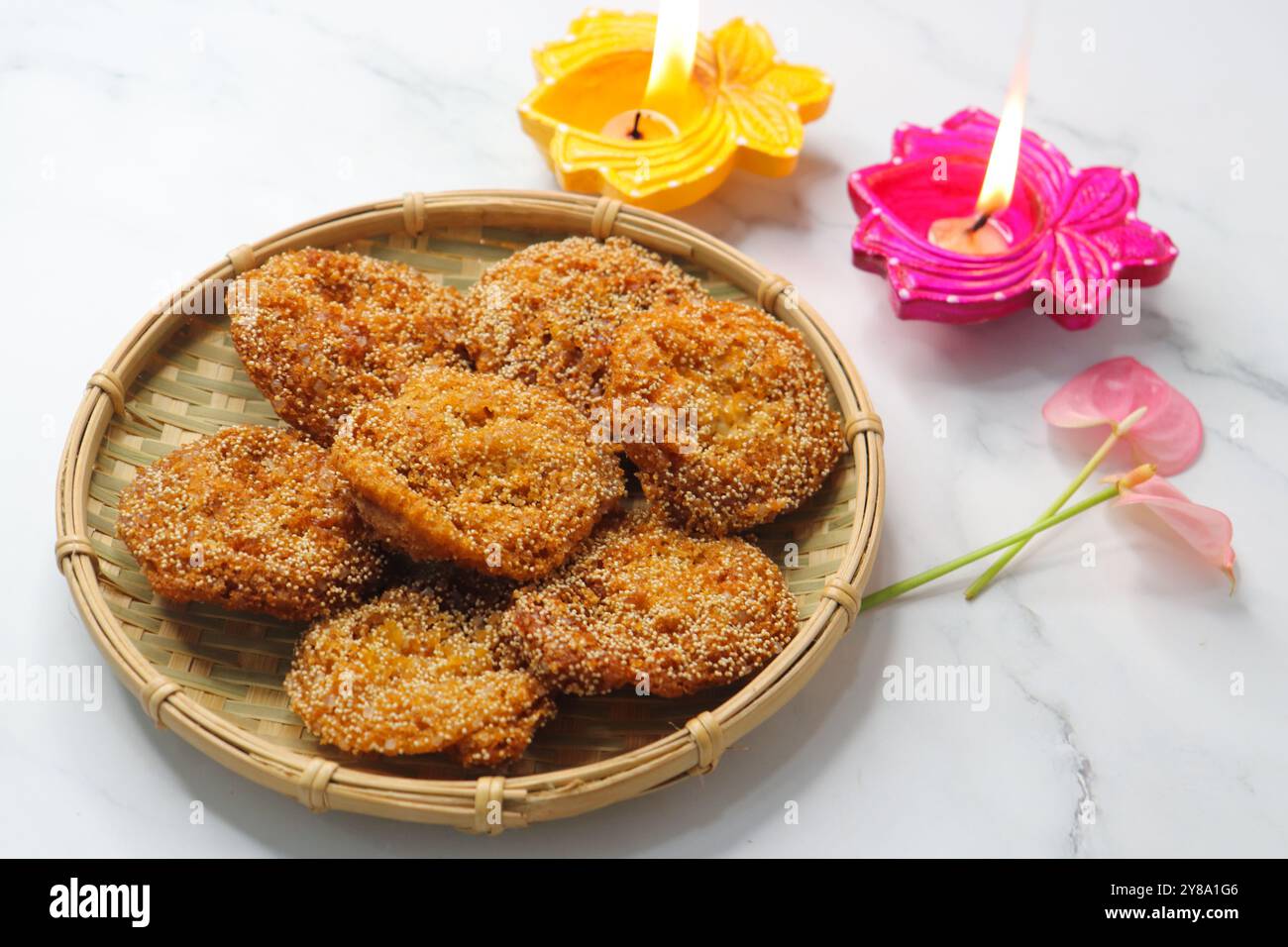 Anarsa ist eine beliebte indische Süßigkeit, die aus Reis, Zucker, Ghee und Mohn hergestellt wird. Diwali Faral, Anarase ist ein knuspriges Gebäck auf Reisbasis. Stockfoto