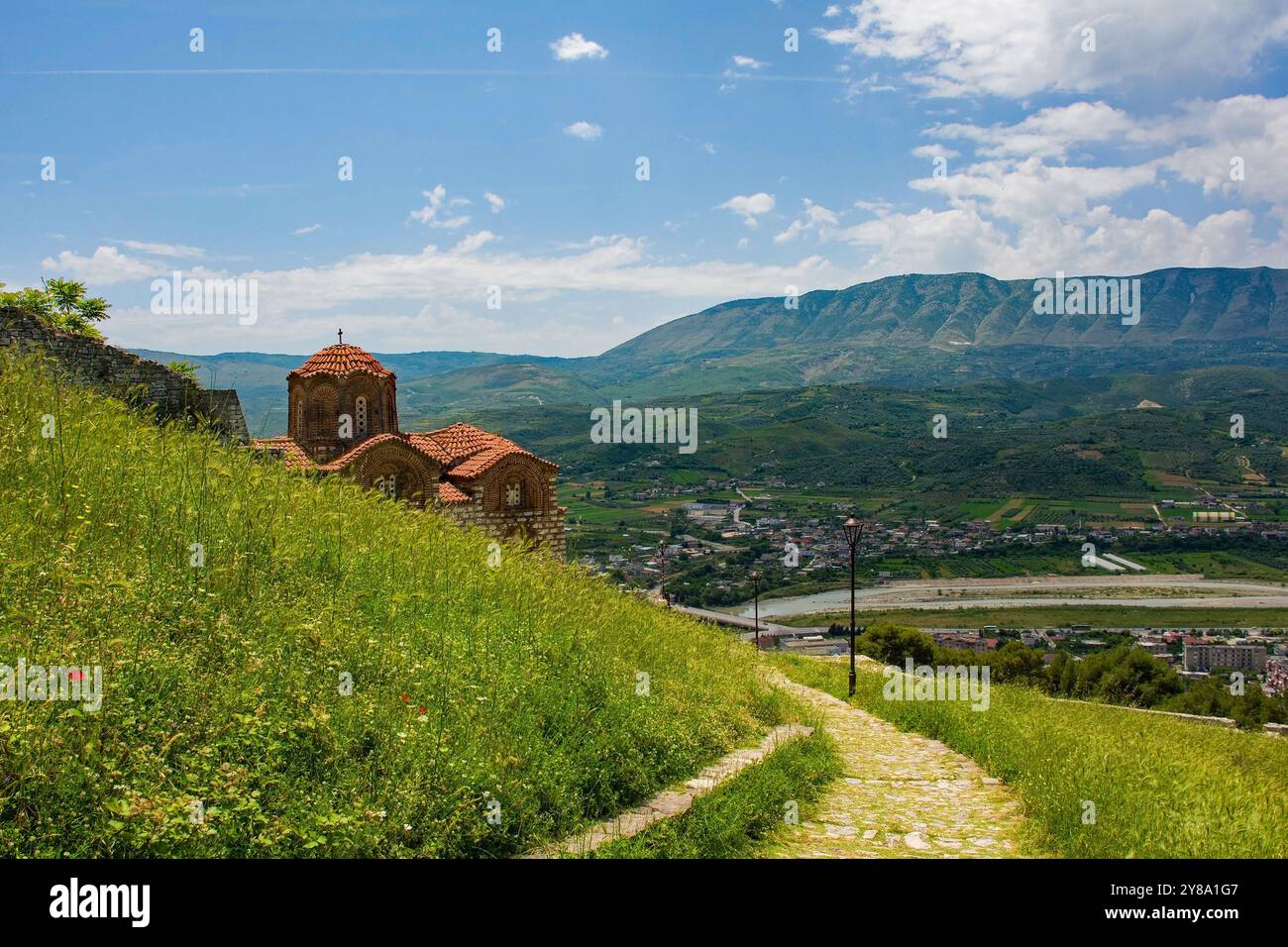 Die Ostorthodoxe Kirche der Heiligen Dreifaltigkeit in Berat, Albanien. Diese Kirche aus dem 13. Jahrhundert zeigt mittelalterliche osmanische und byzantinische Architekturstile Stockfoto