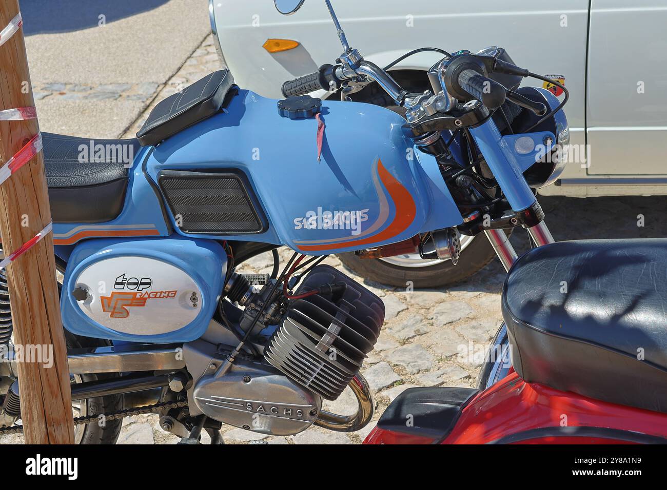 Blaues sis sachs v5 Motorrad mit Rennaufklebern steht auf Kopfsteinpflaster Stockfoto