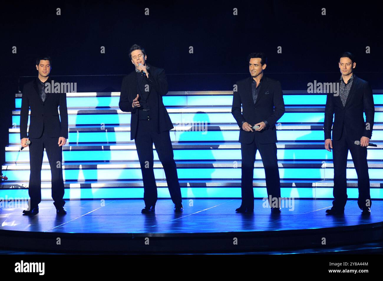 Mailand Italien 23.03.2009: Carlos Marín, David Miller, Sébastien Izambard und Urs Bühler, Sänger des Musikquartetts Il Divo, während des Live-Konzerts im Arcimboldi-Theater Stockfoto