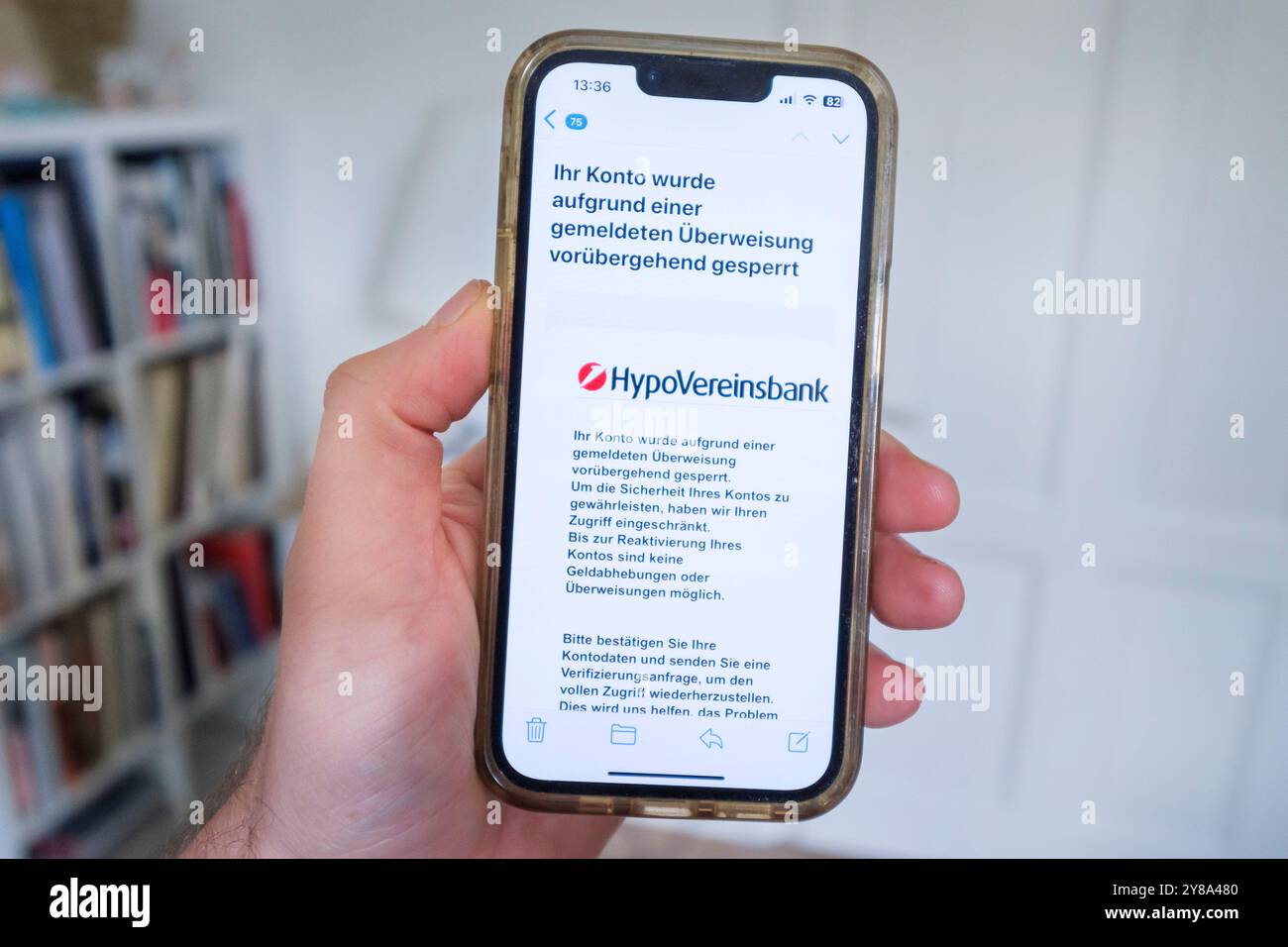 Betrügerische Phishing-E-Mail auf einem Mobiltelefon, die eine mutmaßliche Sperrung des Kontos bei der HypoVereinsbank meldet Stockfoto