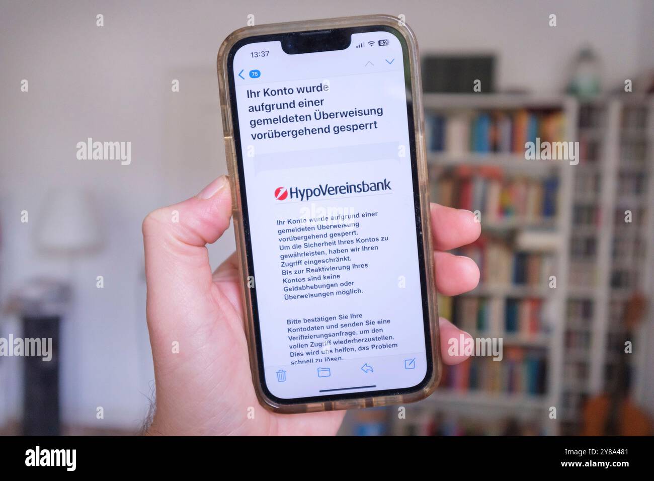 Betrügerische Phishing-E-Mail auf einem Mobiltelefon, die eine mutmaßliche Sperrung des Kontos bei der HypoVereinsbank meldet Stockfoto