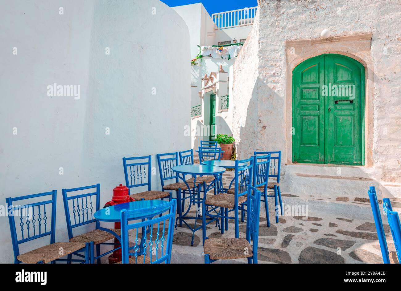 Café im Freien in Hora, Insel Amorgos, Kykladen, Griechenland. Enge kopfsteingepflasterte Gassen und weiß getünchte Häuser. Stockfoto