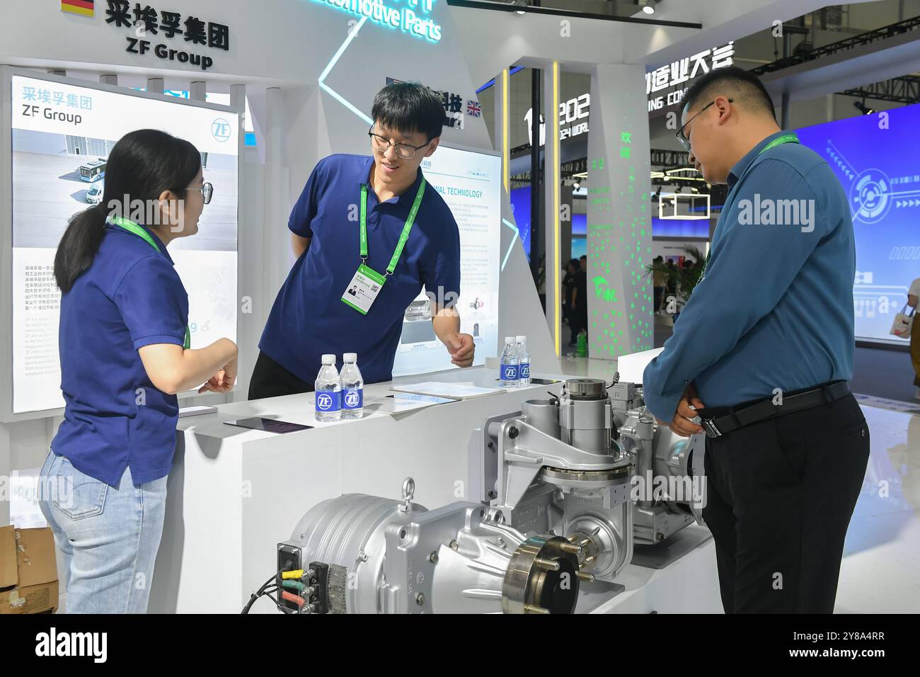 HEFEI, CHINA - 22. SEPTEMBER 2024 - auf der World Manufacturing Conference 2024 in Hefei, Anh, sehen die Besucher Produkte der ZF Friedrichshafen AG Stockfoto