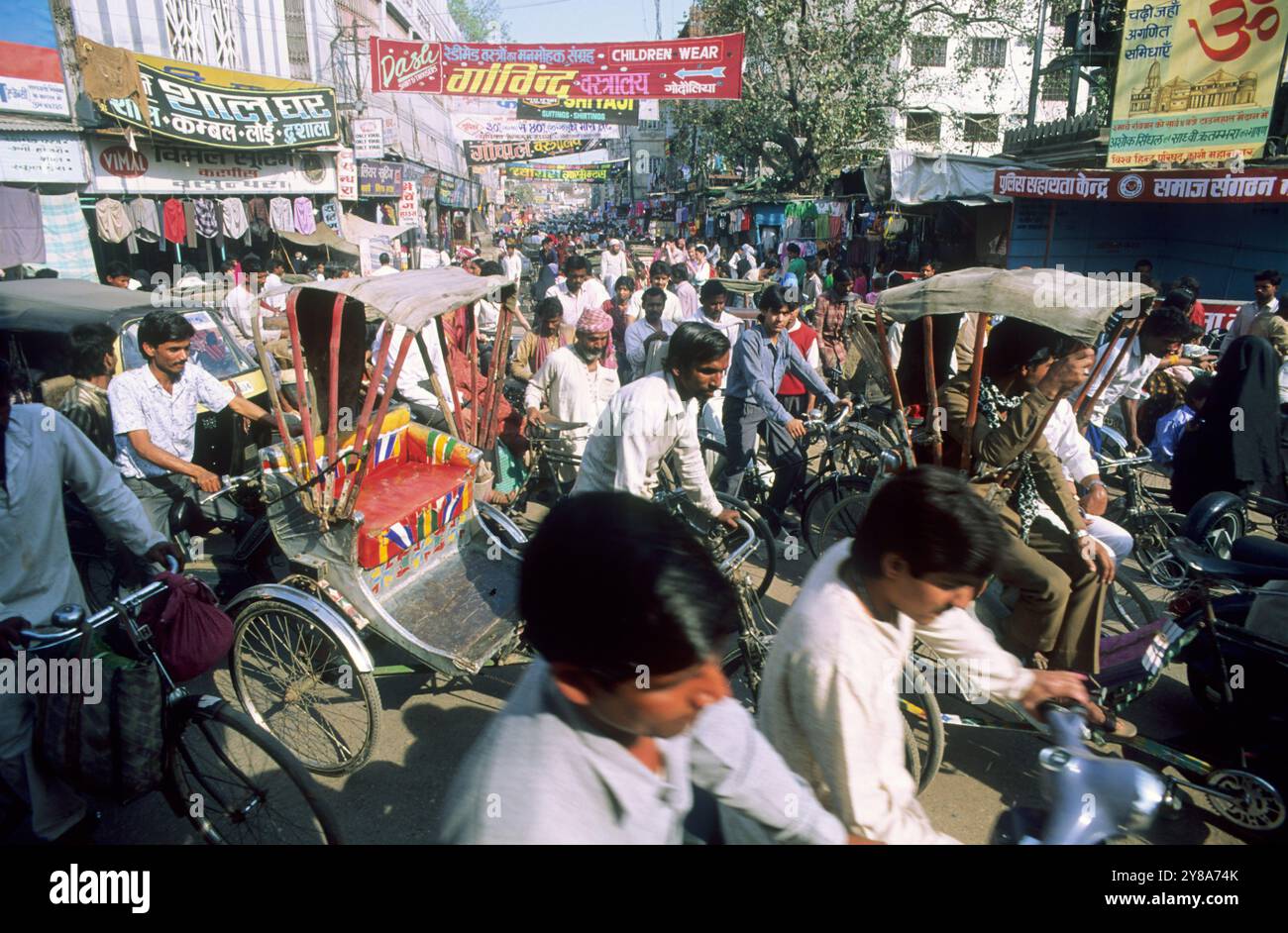 Indien, Verkehr, vor allem umweltfreundlich in Varanasi im Jahr 1991. Stockfoto