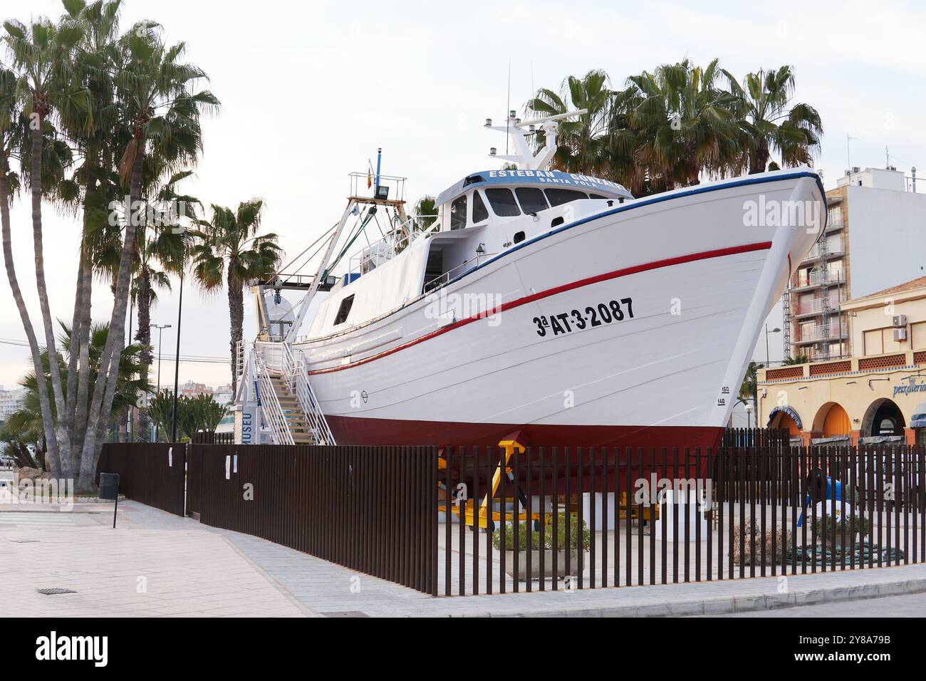 Museumsboot (Esteban Gonzalez) in Santa Pola neben dem Strand. Dieses Schiff ist neben dem Fischereihafen. Stockfoto