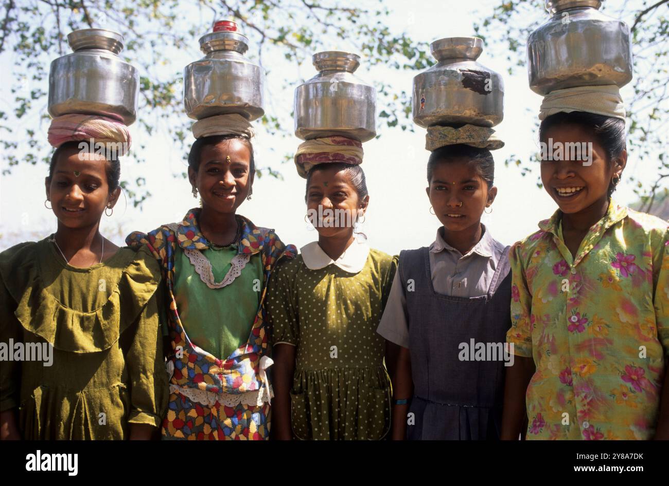 Fünf Mädchen mit Gefäßen auf dem Kopf, Indien. Stockfoto