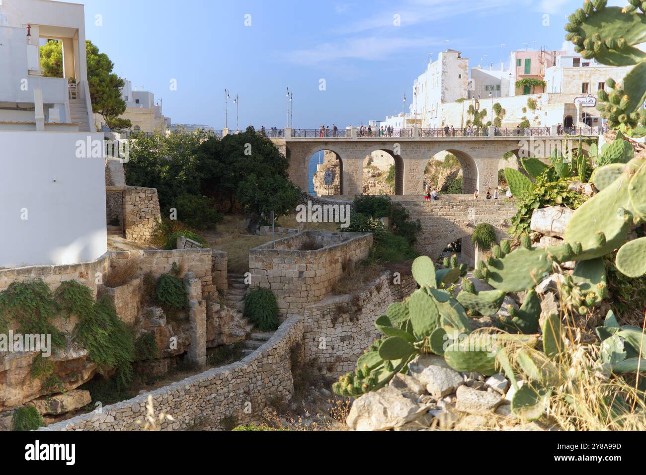 Ein weiterer Blick auf die Bourbon Bridge in Polignano a Mare Stockfoto