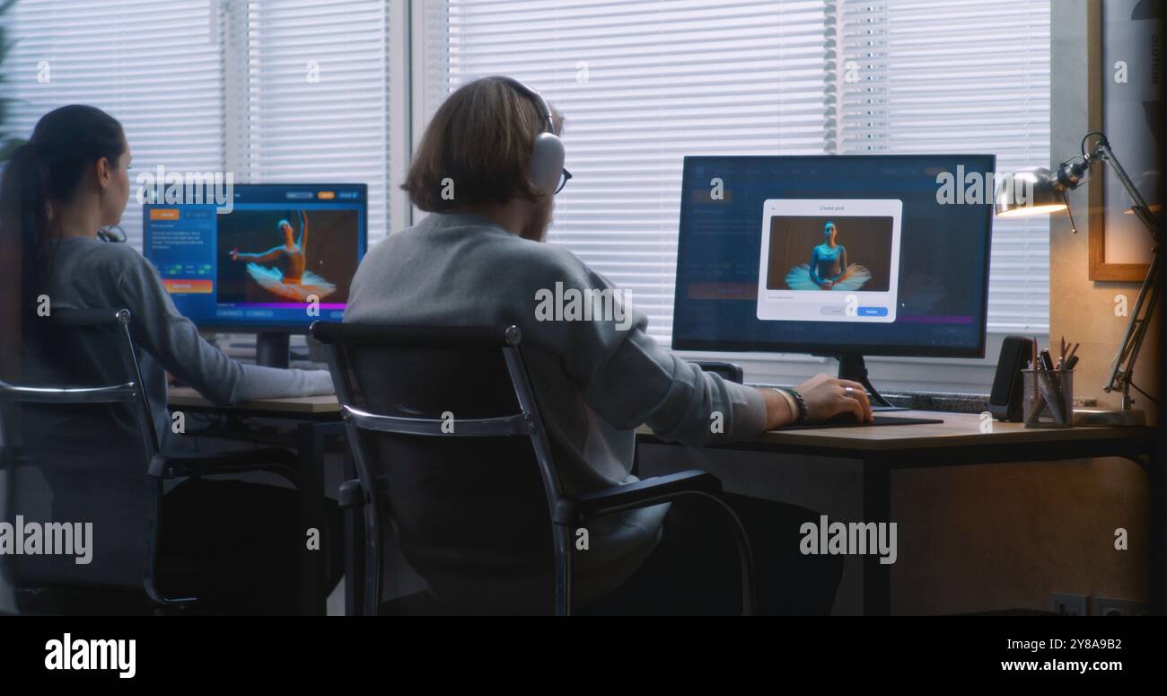 Rückansicht des Teams von Mitarbeitern, die KI-Generator auf Computern im Büro verwenden. PC-Bildschirme mit Chatbot mit künstlicher Intelligenz, die Textaufforderungen zu realistischen Foto- oder Videoinhalten generieren. Automatisiertes Bildmaterial Stockfoto